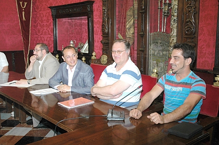 ©Ayto.Granada: Voluntarios de la Zona Norte reparten comida cocinada a familias afectadas por la crisis ©Ayto.Granada: Voluntarios de la Zona Norte reparten comida cocinada a familias afectadas por la crisis